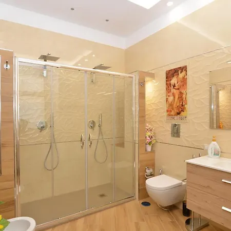 Deluxe Bis Oda ve Kahvaltı Caserta